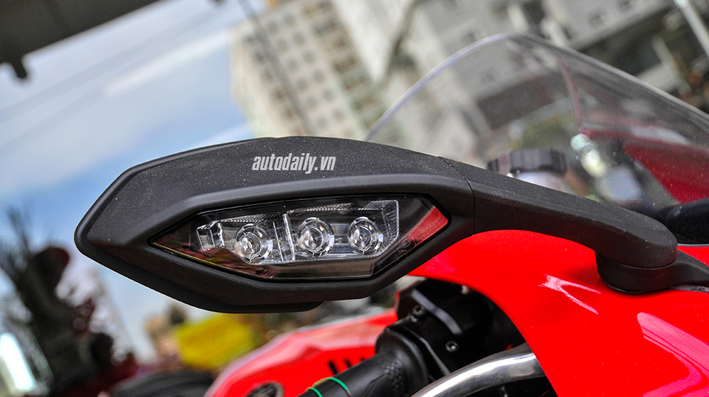 Cận cảnh siêu môtô Yamaha R1 2015 đầu tiên tại Hà Nội Yamaha R1 (9).jpg