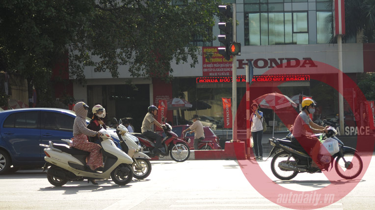 15 lỗi giao thông xe máy hay “dính” và mức phạt vuot-den-do.jpg