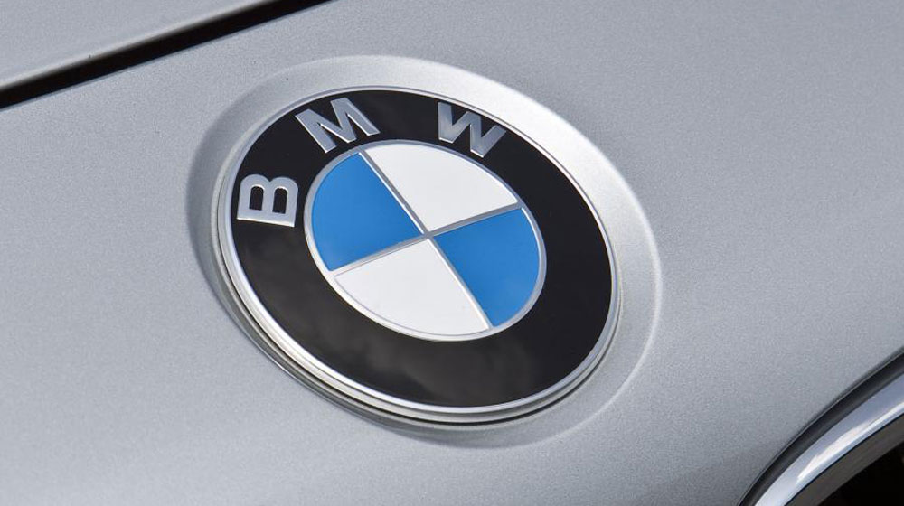 BMW nới rộng khoảng cách với Mercedes trong cuộc đua tại Mỹ bmw-badge.jpg