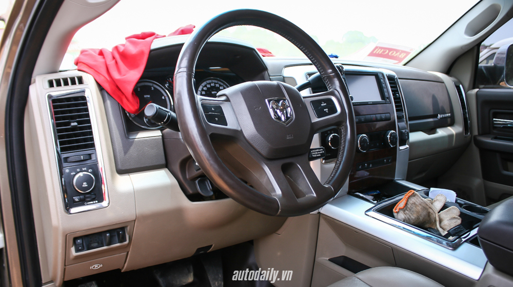 Khám phá xế khủng 6 bánh tại VOC 2015 Dodge_Ram_3500 (8).jpg