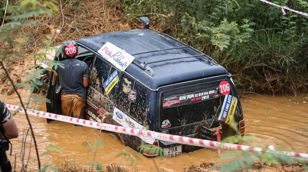 Ngày 2 VOC 2015 Tinh thần đồng đội chiến thắng bùn lầy VOC ngày 2 2-15 (20).jpg