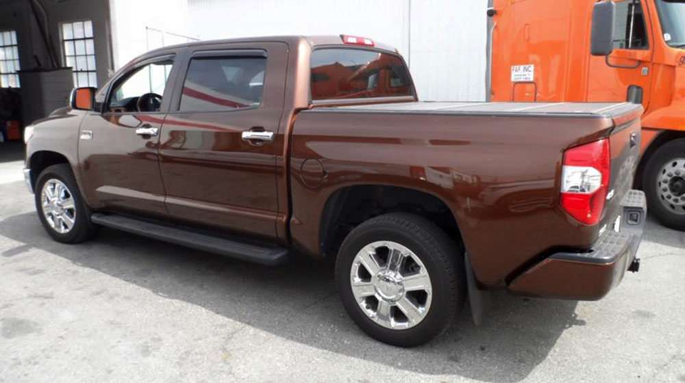 Cận cảnh “gã khổng lồ” Toyota Tundra bản giới hạn thứ 2 tại Việt Nam toyota tundra 2015 2.jpg