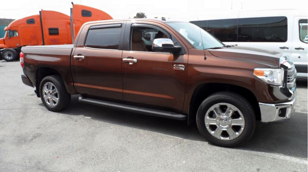 Cận cảnh “gã khổng lồ” Toyota Tundra bản giới hạn thứ 2 tại Việt Nam toyota tundra 2015 3.jpg