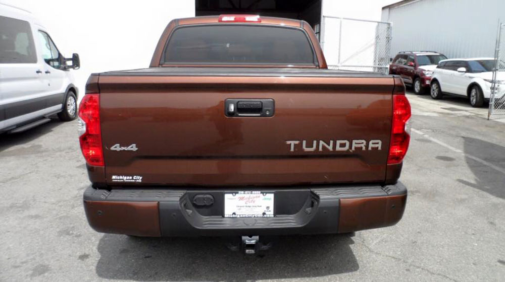 Cận cảnh “gã khổng lồ” Toyota Tundra bản giới hạn thứ 2 tại Việt Nam toyota tundra 2015 4.jpg