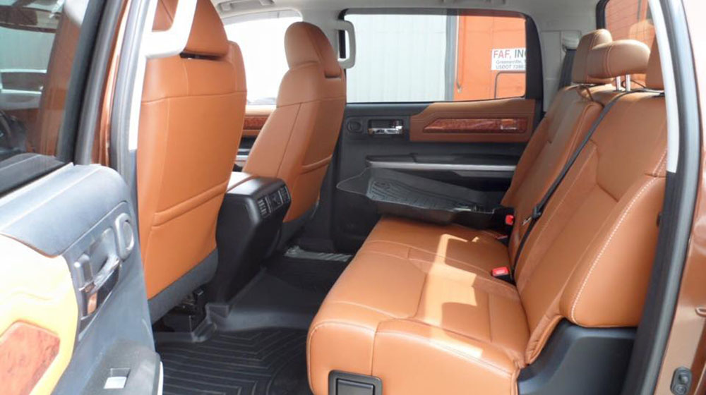 Cận cảnh “gã khổng lồ” Toyota Tundra bản giới hạn thứ 2 tại Việt Nam toyota tundra 2015 6.jpg