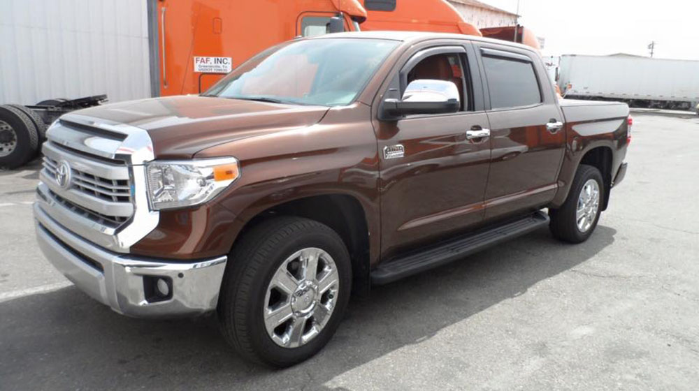 Cận cảnh “gã khổng lồ” Toyota Tundra bản giới hạn thứ 2 tại Việt Nam toyota tundra 2015.jpg