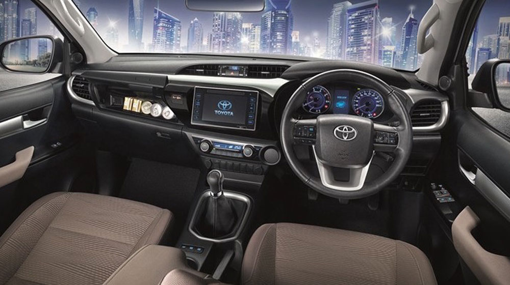 Toyota Hilux 2016 sẽ được xuất khẩu sang 130 quốc gia 2016-toyota-hilux-interior-previewed-with-brown-shade.jpg