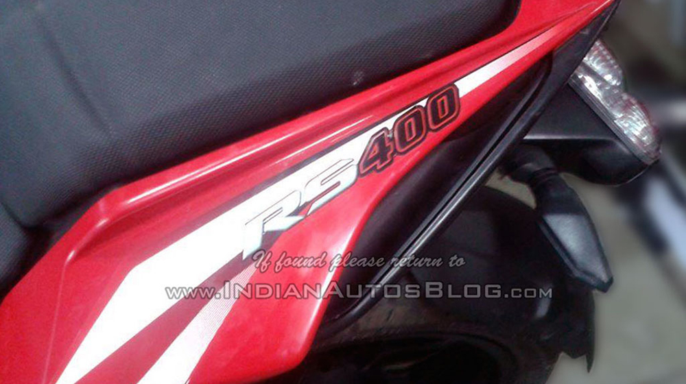 Môtô giá rẻ Bajaj Pulsar RS 400 lộ diện phiên bản sản xuất Bajaj-Pulsar-RS-400-Badge-Testing copy.jpg