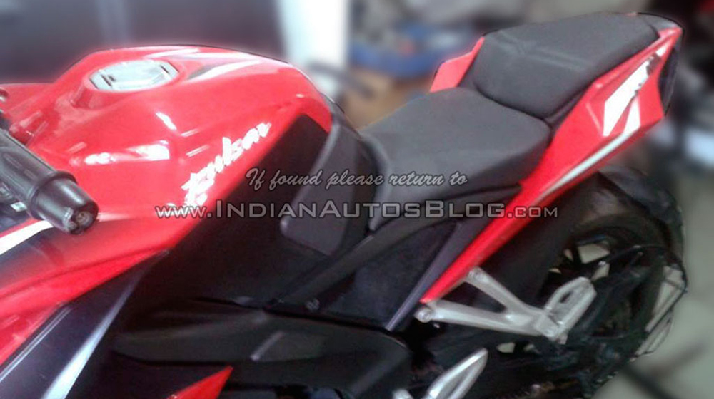 Môtô giá rẻ Bajaj Pulsar RS 400 lộ diện phiên bản sản xuất Bajaj-Pulsar-RS-400-Test-Mule-Seats copy.jpg