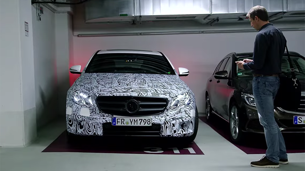 Video: Mercedes E-Class 2017 đỗ xe thông minh như BMW 7-Series 2016 E-class 2017 (2).png
