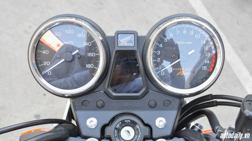 Ảnh chi tiết Honda CB400 2015 bản đặc biệt tại Hà Nội Honda_CB400_Super_Four_2015 (7).jpg