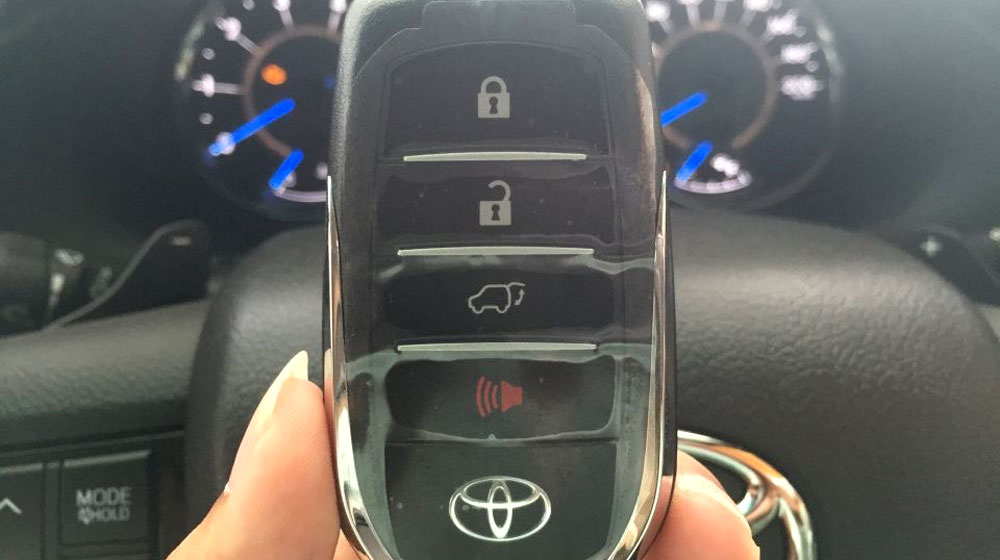 Xem trước chìa khóa, ghế ngồi của Toyota Fortuner 2016 2016-Toyota-Fortuner-keyfob-Keyless-Smart-Entry.jpg