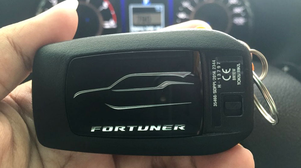 Xem trước chìa khóa, ghế ngồi của Toyota Fortuner 2016 2016-Toyota-Fortuner-keyfob-front-Keyless-Smart-Entry.jpg
