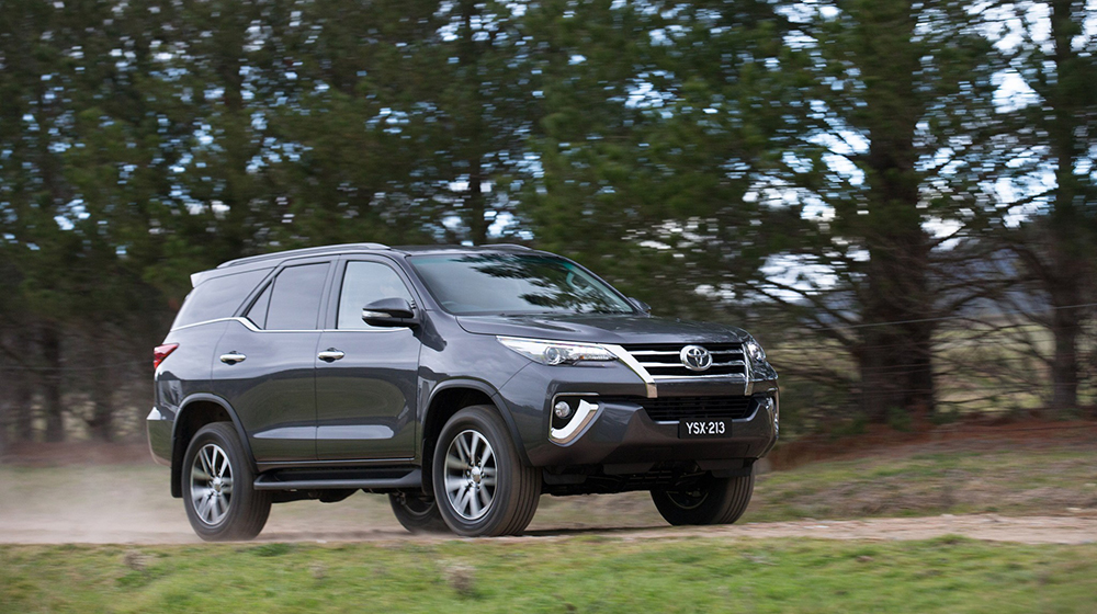 Toyota Fortuner 2016 vs Ford Everest 2015: Cuộc đua phân khúc SUV tầm trung Fortuner_2016_vs_Everest_2015 (5).jpg