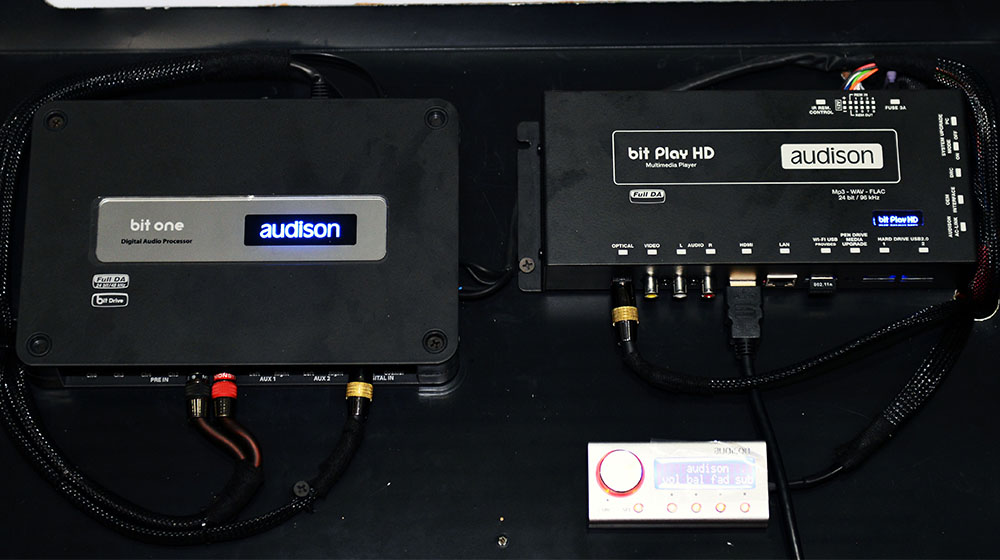 Cùng chuyên gia Ý nâng cấp hệ thống âm thanh trên ôtô Long Thinh la dai ly phan phoi doc quyen thuong hieu Audison va Herttz ta-i Vietnam copy.jpg