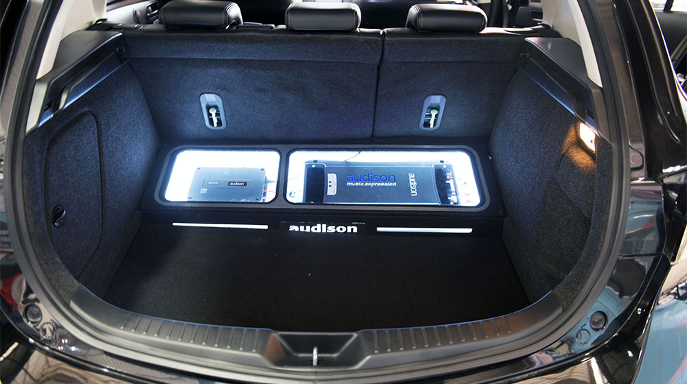 Cùng chuyên gia Ý nâng cấp hệ thống âm thanh trên ôtô do am thanh Audison ben trong Mazda3 tai Garage Long Thinh copy.jpg