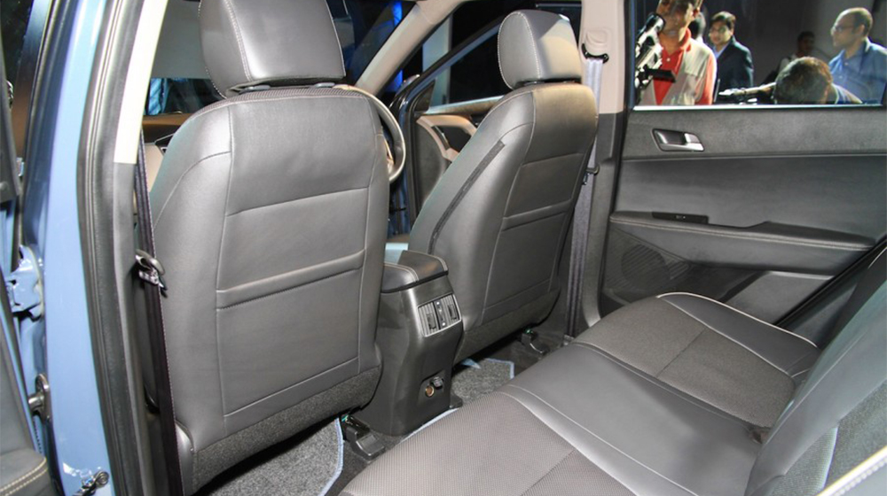 Soi chi tiết đối thủ của Ford Ecosport vừa ra mắt Hyundai-Creta-rear-legroom-900x600 copy.jpg