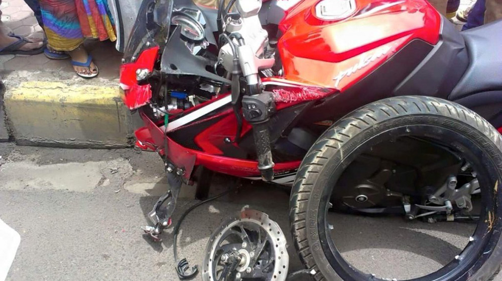 Môtô giá “siêu rẻ”, chất lượng “siêu lởm” Bajaj-Pulsar-RS-200-Broken-Alloy.jpg
