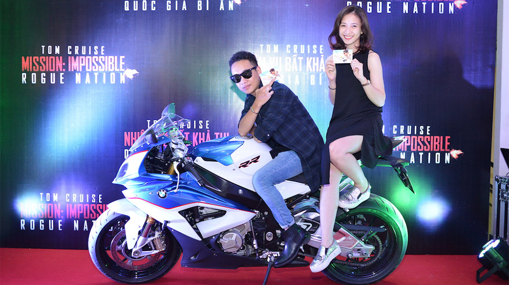 Khởi My đọ dáng cùng siêu mô-tô BMW S1000RR 2015 8.jpg