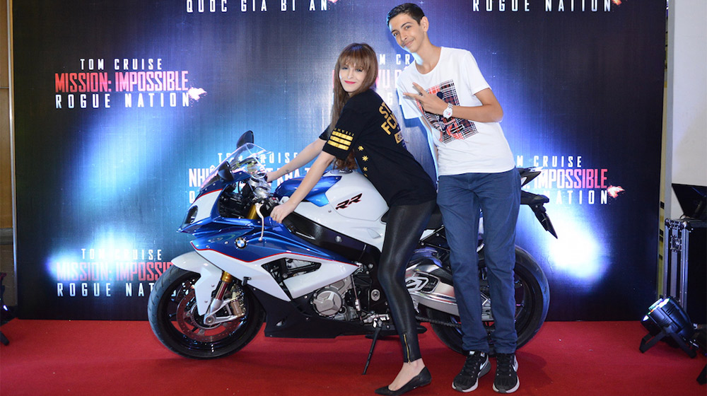 Khởi My đọ dáng cùng siêu mô-tô BMW S1000RR 2015 Andrea-15.jpg