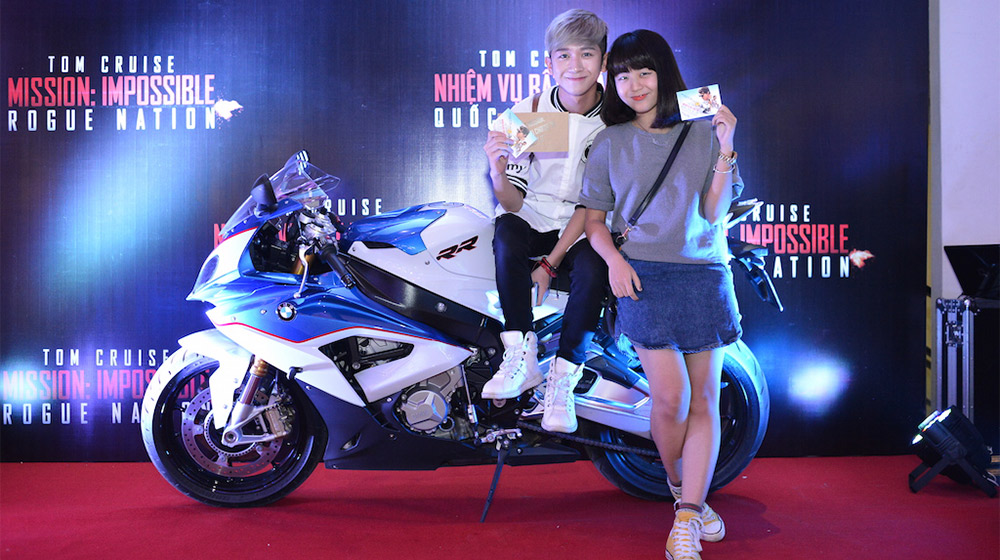 Khởi My đọ dáng cùng siêu mô-tô BMW S1000RR 2015 Hoang-Duong-The-Voice-Kids-3.jpg