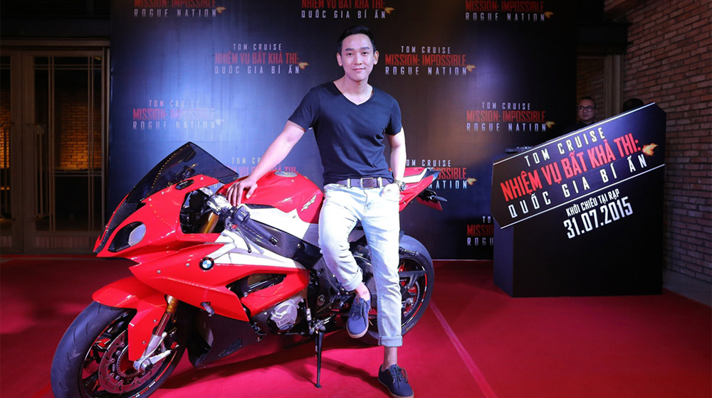 Khởi My đọ dáng cùng siêu mô-tô BMW S1000RR 2015 Hua-Vi-Van-(4).jpg