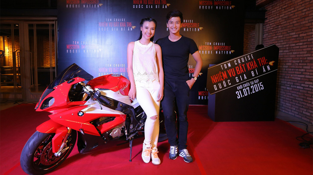 Khởi My đọ dáng cùng siêu mô-tô BMW S1000RR 2015 Huynh-Anh---Hoang-Oanh-(2).jpg