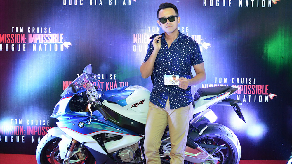 Khởi My đọ dáng cùng siêu mô-tô BMW S1000RR 2015 MC-Quoc-Bao-2.jpg