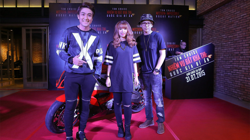 Khởi My đọ dáng cùng siêu mô-tô BMW S1000RR 2015 Nhom-La-Thang---Khoi-My-(3).jpg