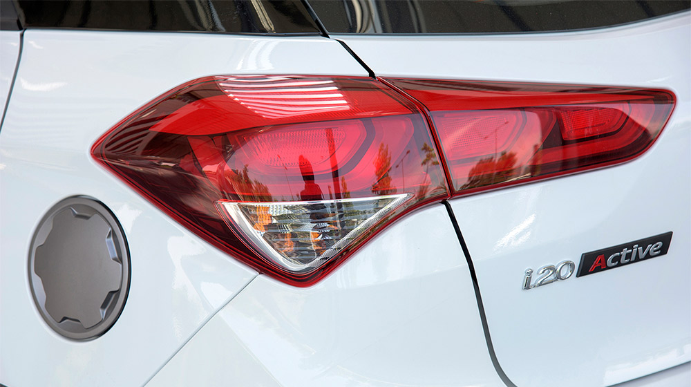 Soi chi tiết Hyundai i20 Active vừa 