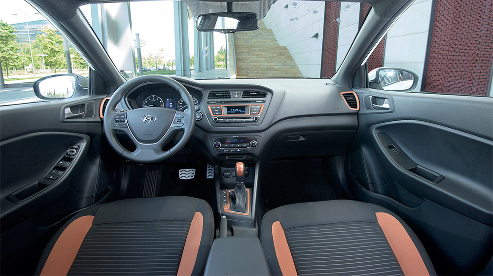 Soi chi tiết Hyundai i20 Active vừa 