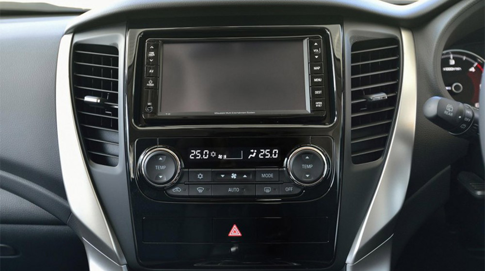 Chi tiết đối thủ của Toyota Fortuner và Ford Everest vừa ra mắt Mitsubishi-Pajero-Sport-TH-0008-850x567.jpg