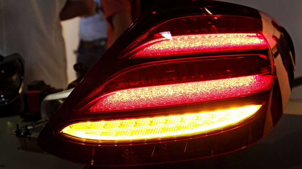 Mercedes E-Class 2017 sẽ có đèn hậu tự điều chỉnh độ sáng Den_hau_E-Class_2017.jpg