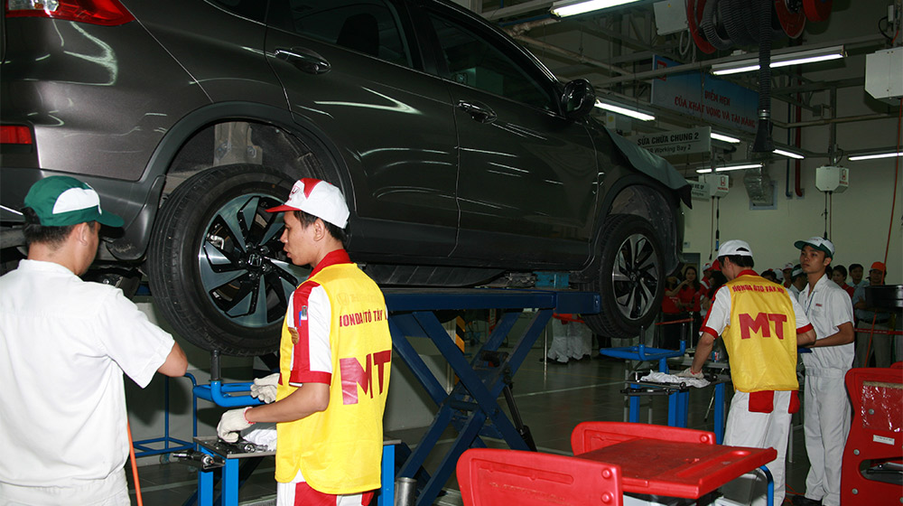 Honda Việt Nam tổ chức Hội thi KTV sửa chữa ôtô xuất sắc năm 2015 Thi-Bảo-dưỡng-nhanh.jpg