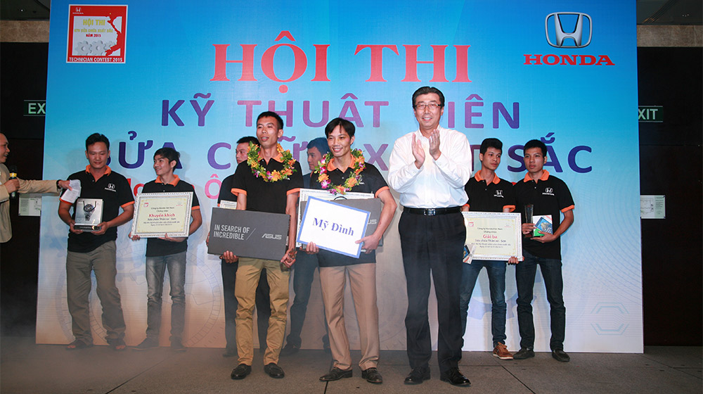 Honda Việt Nam tổ chức Hội thi KTV sửa chữa ôtô xuất sắc năm 2015 Trao-giai.jpg