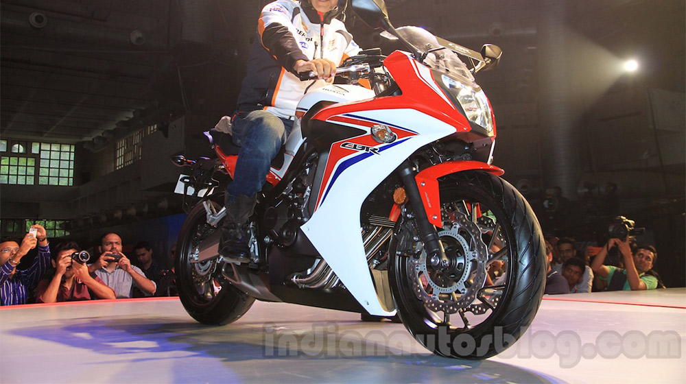 Honda trình làng xe môtô 650cc giá 11.400 USD 2015-Honda-CBR-650R-front-quarter-with-Akshay-Kumar-launched.jpg