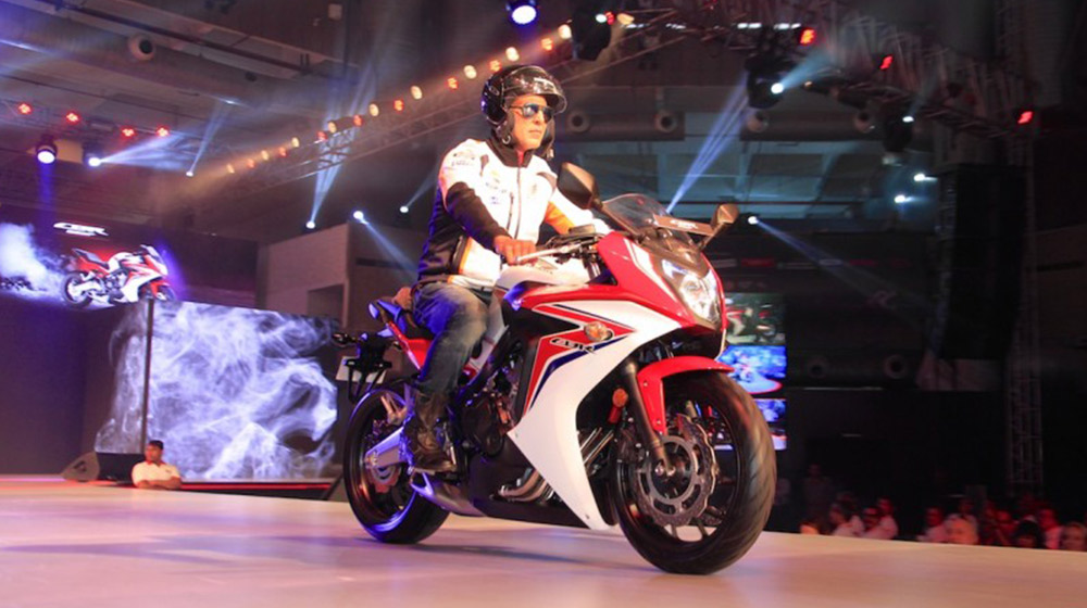 Honda trình làng xe môtô 650cc giá 11.400 USD 2015-Honda-CBR-650R-front-three-quarter-launched-900x600.jpg