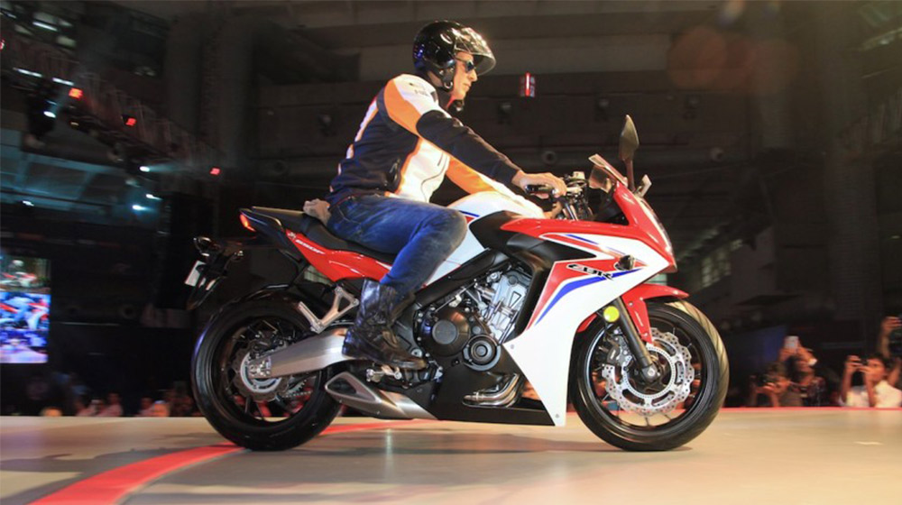 Honda trình làng xe môtô 650cc giá 11.400 USD 2015-Honda-CBR-650R-side-launched-900x600.jpg