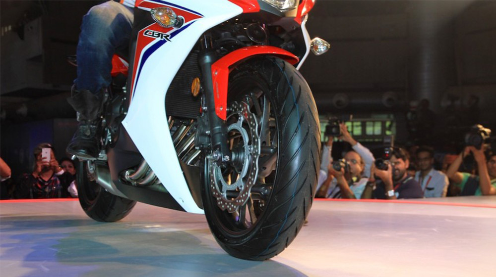 Chi tiết Honda CBR650F 2015-Honda-CBR-650R-tires-launched-900x600.jpg