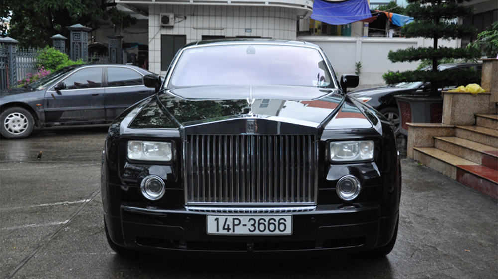 Rolls-Royce Phantom ủng hộ đồng bào vùng lụt được bán với giá 9 tỷ đồng rolls-royce.jpg