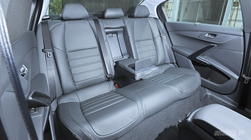 Peugeot 508 – Chất lượng “ngoại”, giá “nội” 4.-Peugeot-508-noi-that-(32).jpg