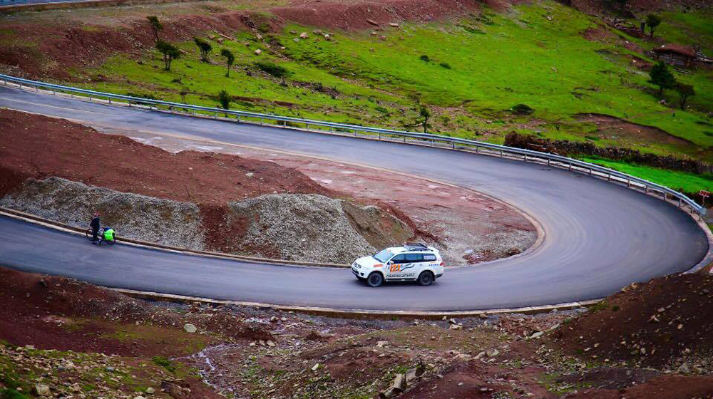 Lái xe vượt hơn 20.000km lên “nóc nhà thế giới” Caravan (2).jpg