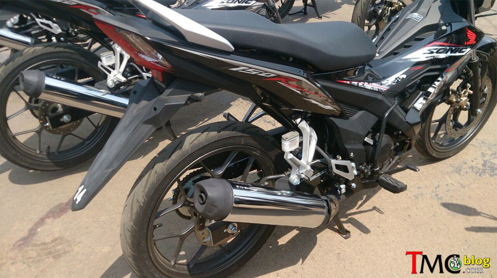 Honda Sonic 150R vs. Yamaha Exciter 150: Ai là “vua đường phố”? Sonic 150R  (9).jpg