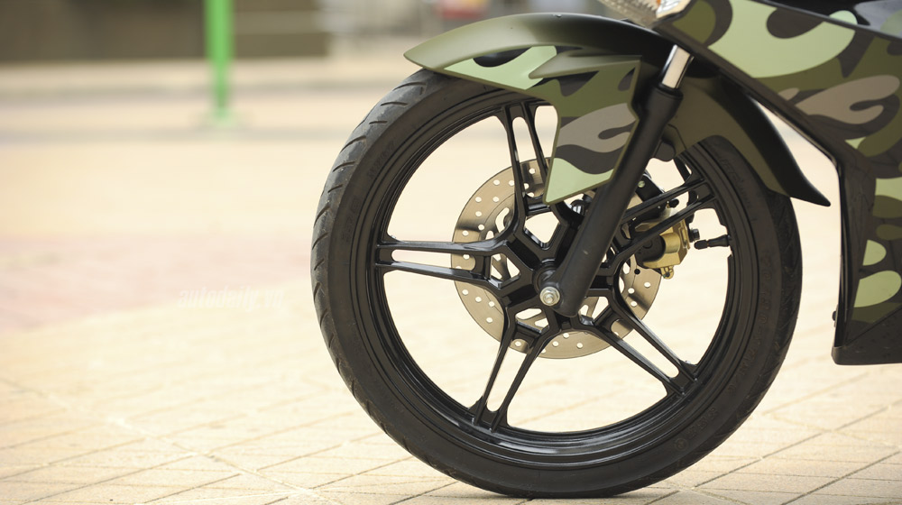 Honda Sonic 150R vs. Yamaha Exciter 150: Ai là “vua đường phố”? Yamaha exiter camo (19).jpg