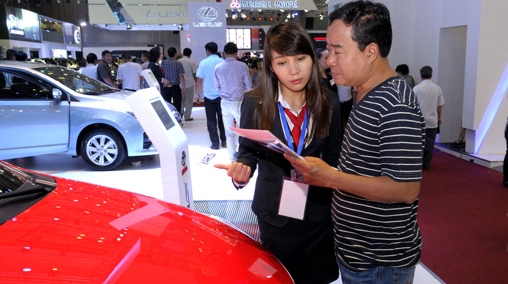 Người Việt vẫn đổ xô đi mua ôtô oto.jpg