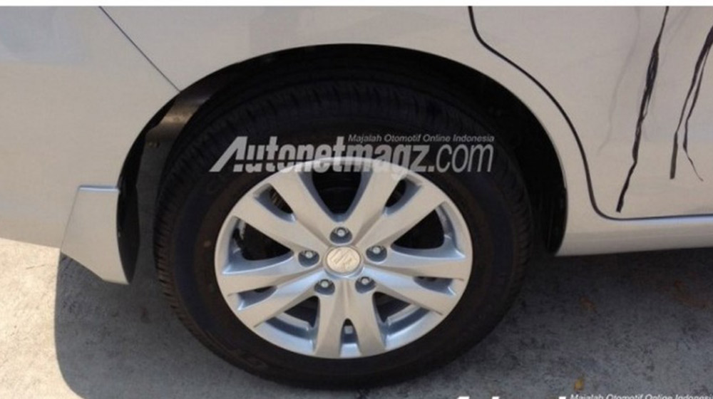 Đối thủ Toyota Innova lộ ảnh “nóng” trước ngày ra mắt Suzuki-Ertiga-alloy-wheel-spied-900x506.jpg