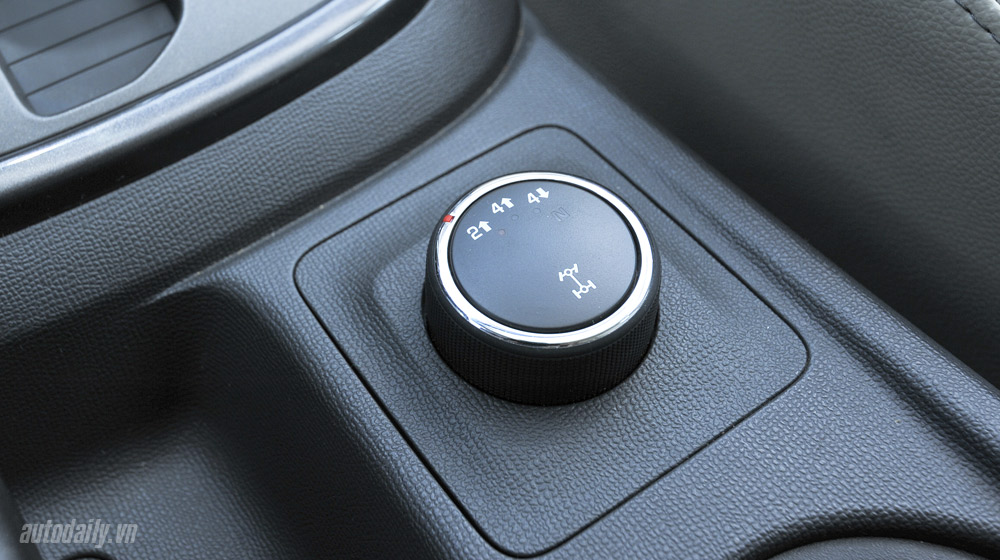 Ảnh chi tiết nội thất Chevrolet Colorado LTZ 2.8 AT 4x4 Chervolet Colorado 2015 (32).jpg