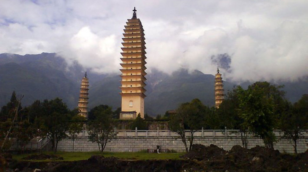 Hành trình lên “nóc nhà thế giới” (P2): Ghé thăm phố cổ Đại Lý 1280px-3_pagodes_de_Dali.jpg