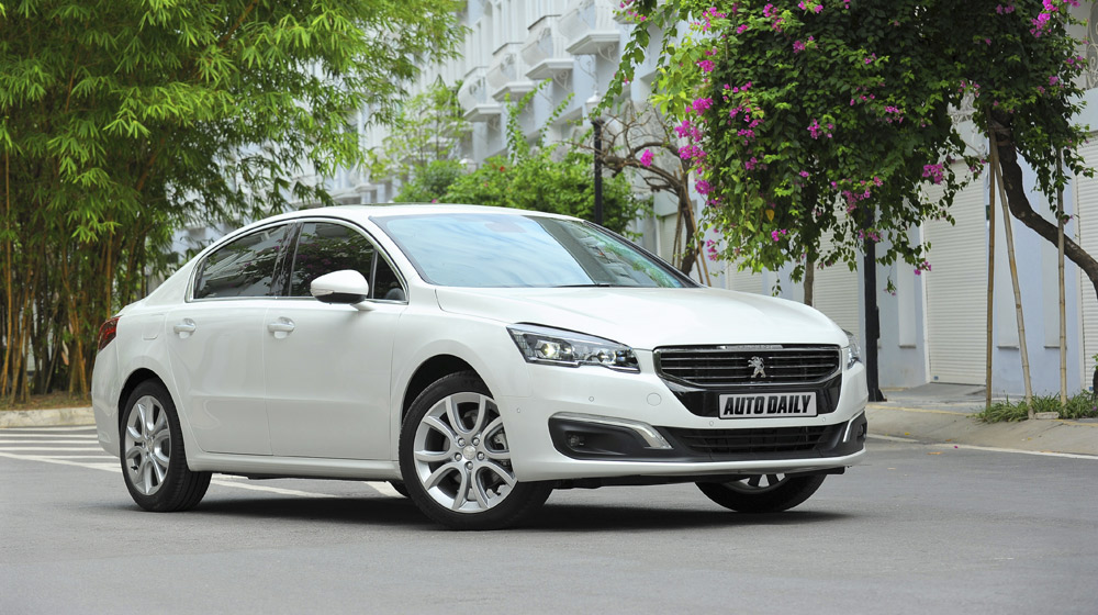 Chọn Peugeot 508 hay Toyota Camry? Peugeot_508_vs_Toyota_Camry (14).jpg