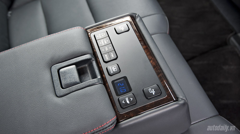 Chọn Peugeot 508 hay Toyota Camry? Peugeot_508_vs_Toyota_Camry (9).jpg